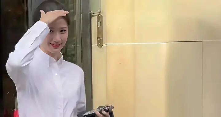 看到王楚然这条裤子，我真的绷不住了。