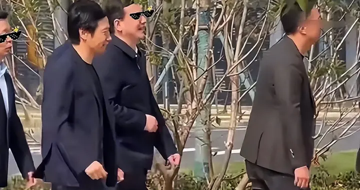 雷軍現身武漢 出席小米智能家電工廠活動：走路不忘撥弄劉海