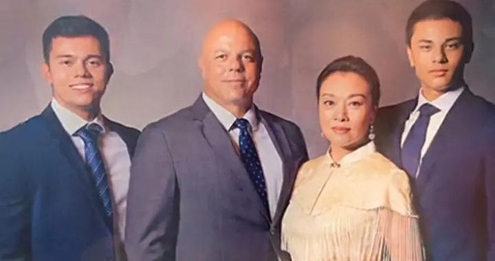 史可一家拍全家福，61岁穿旗袍好年轻，儿子180高个比妈妈还好看