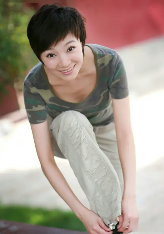 董卿|王蓝一：当过月薪500导游，撞脸董卿搭档宋英杰，婚姻低调有一女