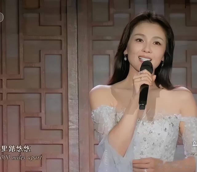 中秋晚会：唐嫣出场隆重，关晓彤毛晓彤比美，佟丽娅既妖艳又古典