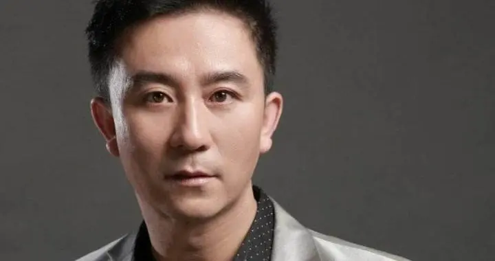 51岁未婚未育，出道33年戏红人不红，父母操心他的婚事