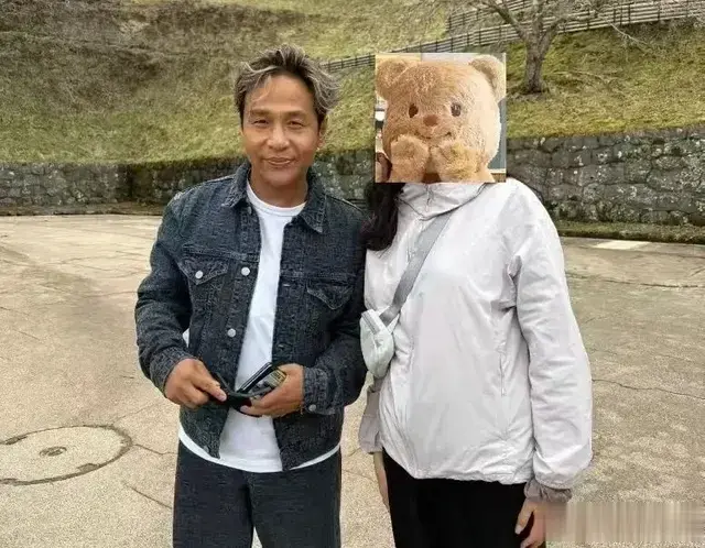 网友在日本偶遇宋小宝，染一头金发很亮眼，说是韩国欧巴也有人信