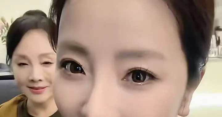 李思思带父母拍全家福，李父罕露面很年轻，一家人同框都是高颜值