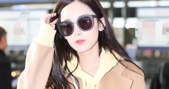 古力娜扎机场私服真会穿！驼色大衣+连帽卫衣+九分裤，时髦又高级