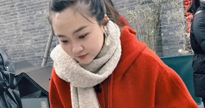 26岁林妙可逛庙会，仍是娃娃脸，本是童星出道，长大后却无戏可拍