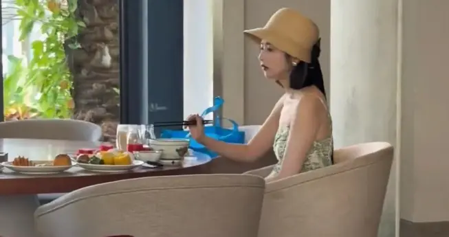 颖儿三亚酒店吃早餐！一大桌没吃两口就去找女儿，度假风穿搭好美