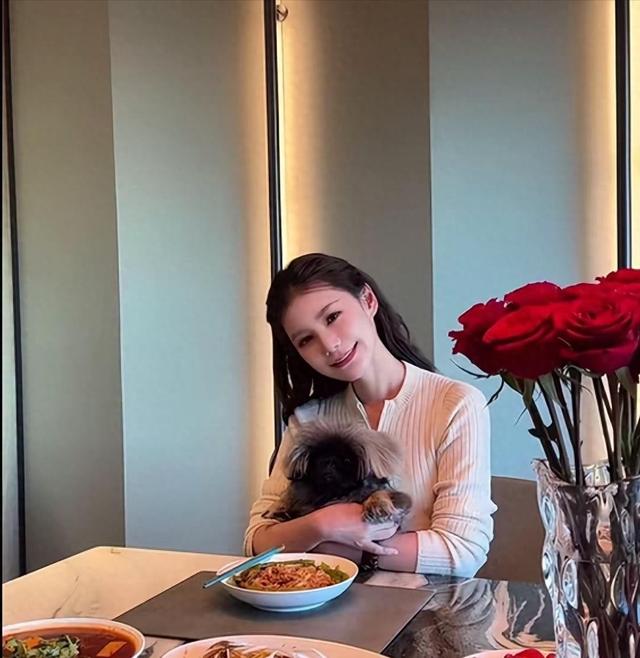 马筱梅太有手段，和汪小菲吃饭桌上摆红玫瑰，霖儿一句话让人落泪