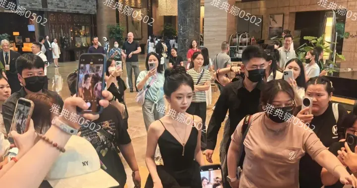 金熊猫颁奖礼见到谭松韵， 个子矮纸片身材太瘦小了礼服都撑不起来