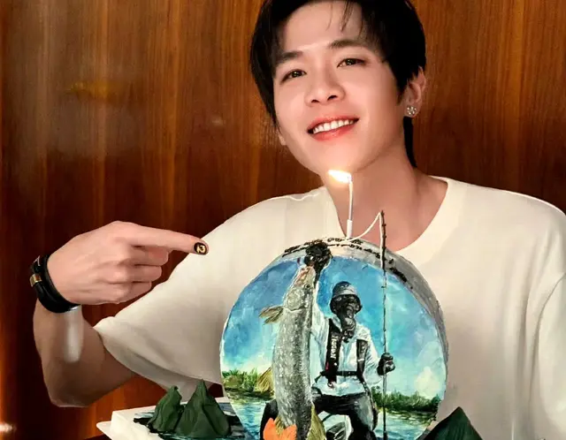 张若昀晒双18岁生日，黑色美甲太个性，钓鱼佬蛋糕更是让人羡慕！