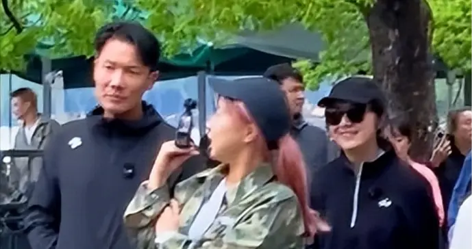 偶遇杨千嬅夫妇逛西湖，素面休闲无架子，丁子高穿拖鞋状态松弛