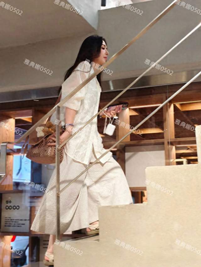 首尔偶遇郭碧婷，高挑白皙的她上楼梯时不经意的侧颜都十分惊艳!