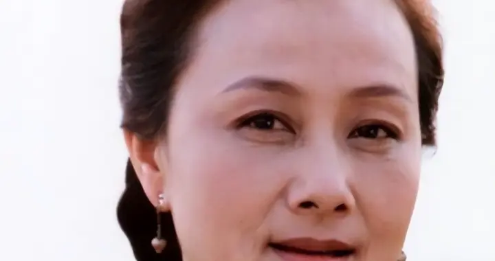 如今隐居上海的黄梅莹，和儿子彻底划清界限后，75岁越活越潇洒