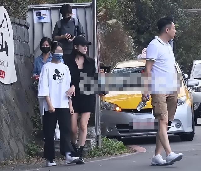 大S去世后小玥儿首露面，与汪小菲爬山开怀大笑，一切都过去了