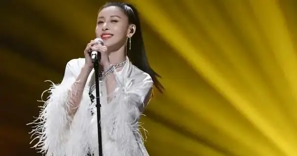 送导演蕾丝内裤、被王思聪手撕，她被称作是富二代狙击手