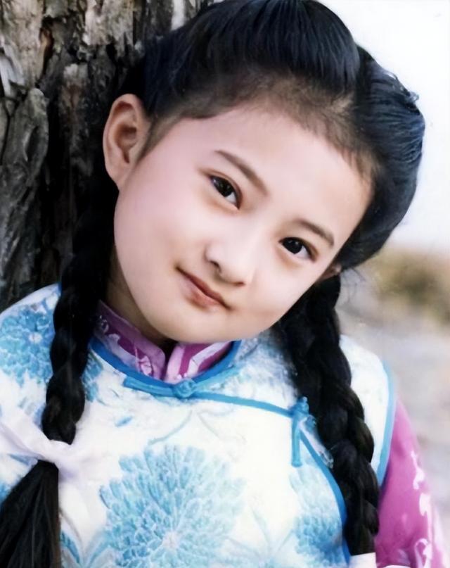 被撒贝宁十几岁就惦记的姑娘，至今不婚不育，机场照片被评像大妈