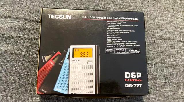 竖版式设计像手机，这款国产袖珍收音机，一键存储电台随时听