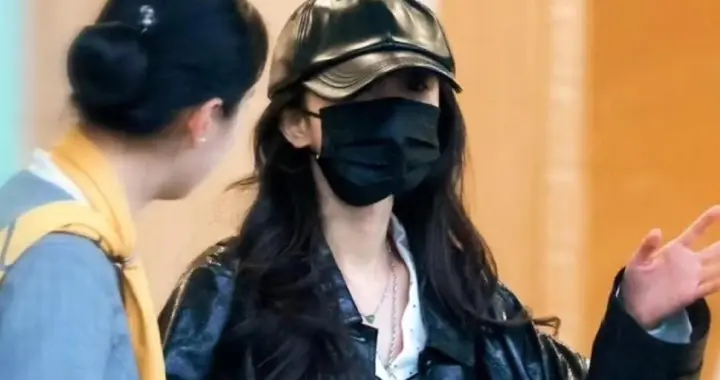 杨幂纽约出发回国机场照，戴翡翠项链穿着睡衣的松弛感！