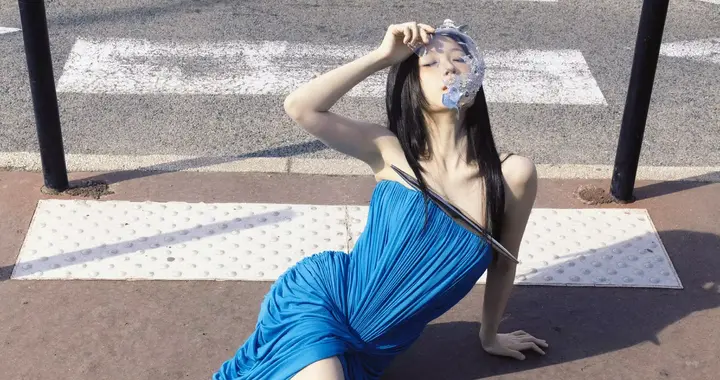 虞书欣戛纳活动生图+路透视频，蓝色长裙+盘发，今天状态如何？