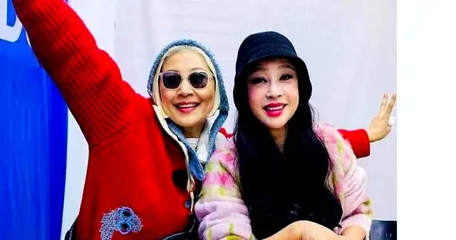 75岁“刘晓庆”再次扮嫩成功，烫了油画卷穿新中式，状态嫩回48岁