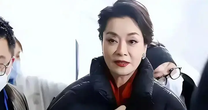 放弃争夺260亿遗产，带着女儿远走美国，如今才知道她有多明智