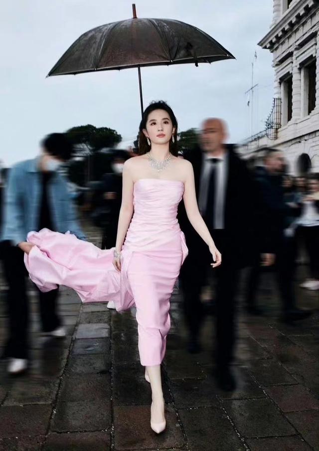 内娱女星10大出圈造型：刘诗诗太经典，杨幂最难忘，热巴占两套