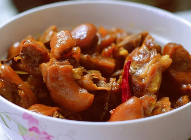 猪蹄炖不脱骨？只要放这4种香料，保证猪蹄软烂脱骨，越嚼越香