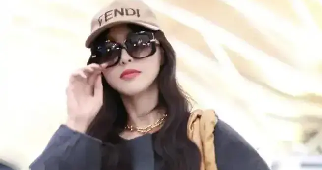 马伊琍新剪了短发年轻10岁！穿白衬衫+九分牛仔裤，简约又高级！