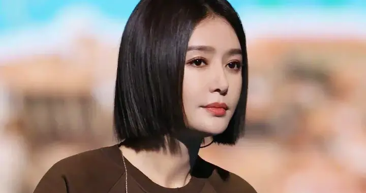 46岁秦岚剪了波波头真时髦！穿棕色卫衣+阔腿裤，减龄又高级！