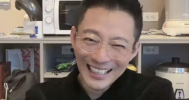 马筱梅坐完月子，汪小菲和儿子拍满月照，直播间笑得合不拢嘴