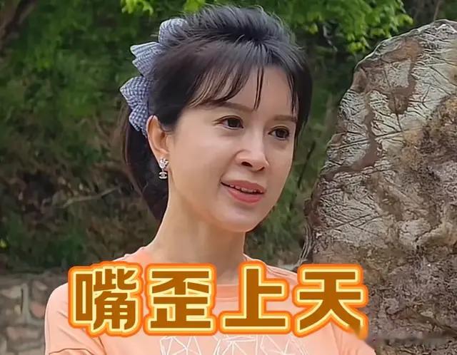 50岁金巧巧疑医美过度嘴歪，扎高马尾扮嫩土气，终于可以演村妇了