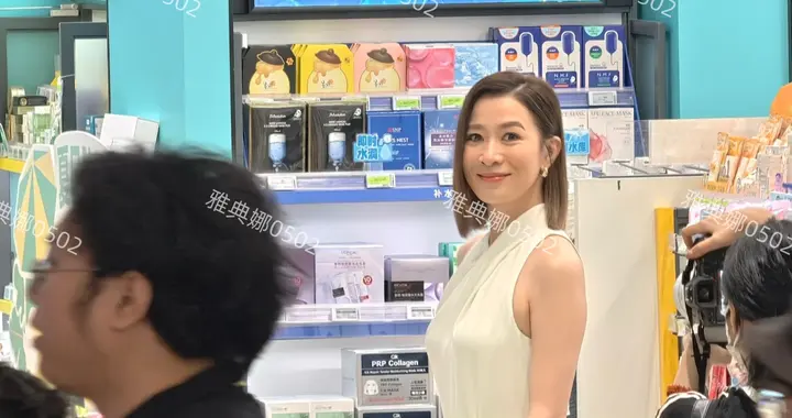 被50岁的佘诗曼惊艳到了，一身白衣的她好女神，身材气质都出众!