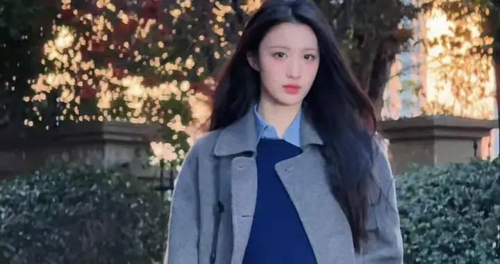 王楚然真是穿搭高手！灰色大衣+蓝衬衫+毛衣，时髦又高级！