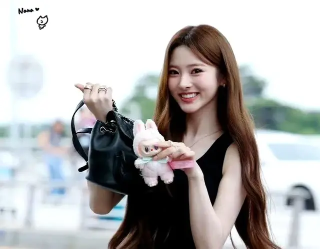 田中杏奈机场饭拍 美女包包上也挂了mokoko，尊滴太甜美啦