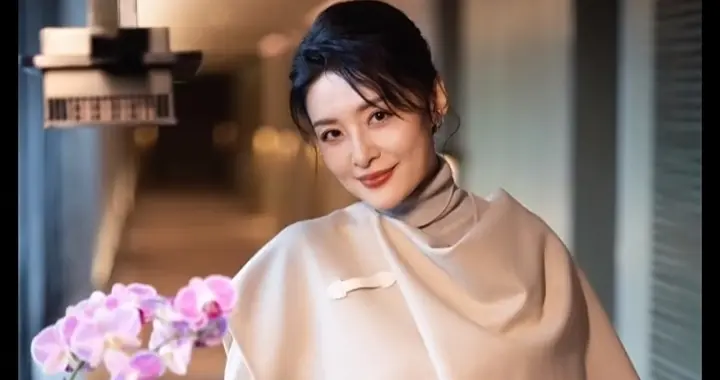 周涛现身线下活动，浅米色风衣搭盘发，从容优雅自带柔光