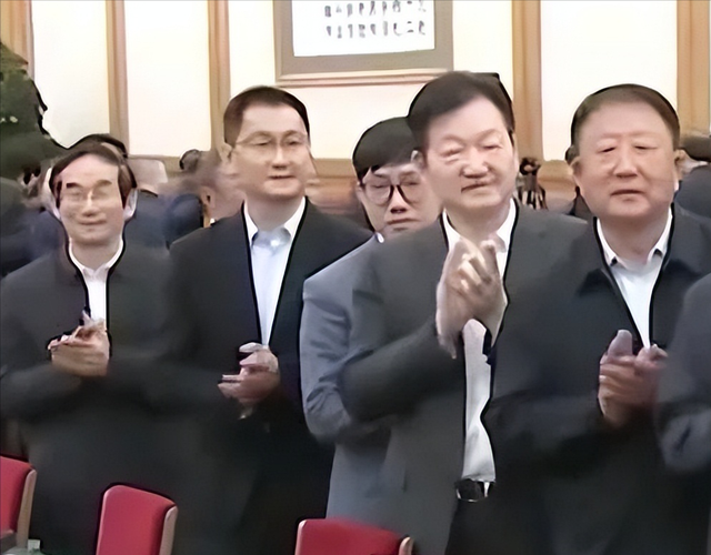 梁文锋穿旧衣服参加座谈会，坐第一排马化腾旁，没有获得发言机会