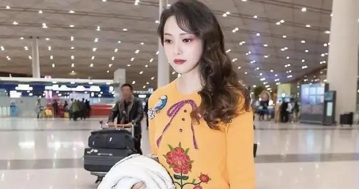 伊能静新烫了水波纹卷发真惊艳！穿提花毛衣金色半身裙，优雅！