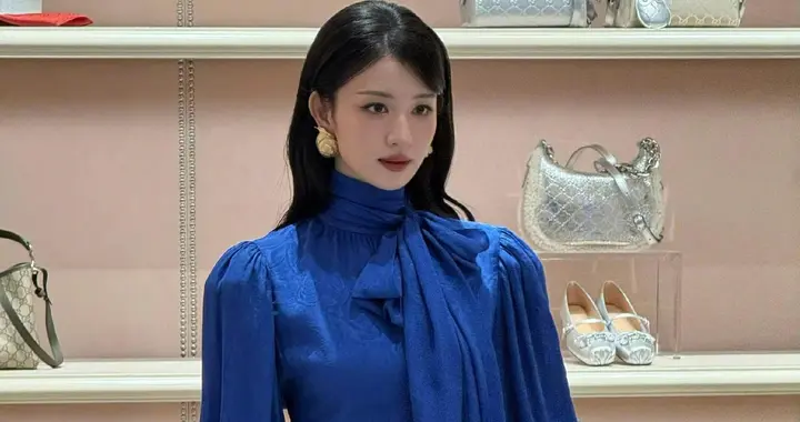 王楚然好美呀！身穿宝蓝色开叉纱裙，只有?浓颜高挑美女才能驾驭 ?！