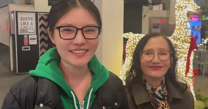 徐冬冬陪婆婆吃夜市，80岁胡燕妮吃冰吃海鲜不忌口，比儿子还精神