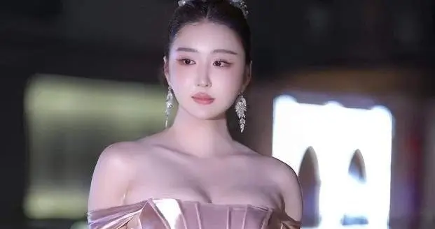 世界小姐陈蕾娜，183的身高，颜值身材天花板，私下确实社恐一族