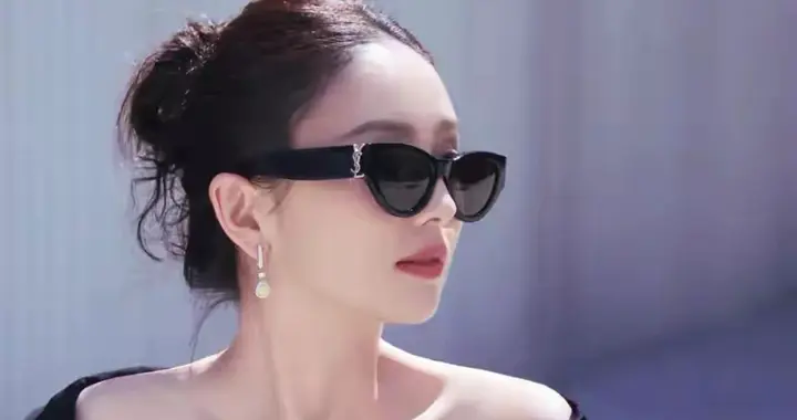 佟丽娅身传黑色露肩上衣搭配黑色西装裤，这也太时尚“抢眼”了吧 ???