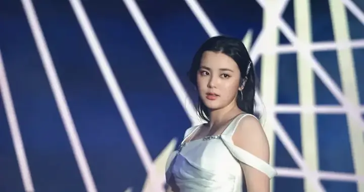 TVB小花赴纽约开学半月，称当地比想象安全，借逛唐人街排解乡愁