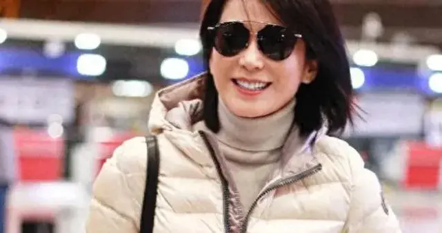 俞飞鸿真是中年女人的穿搭标杆！羽绒服+毛衣+牛仔裤，时髦又高级