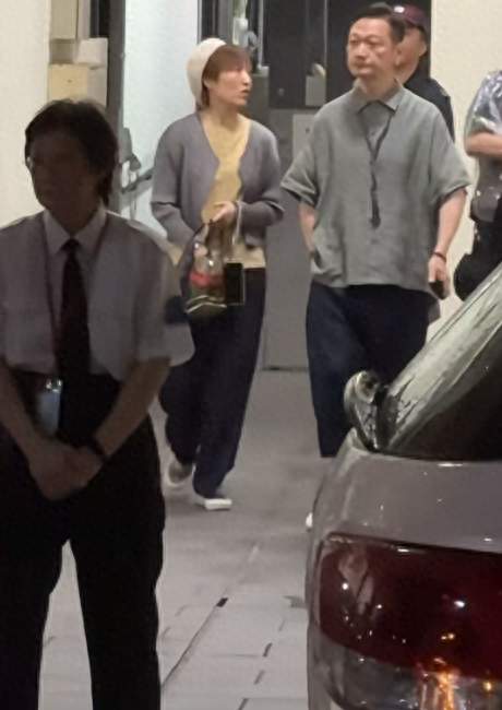 61岁陶大宇携新婚妻子看演唱会，主动搂太太肩膀秀恩爱很是幸福