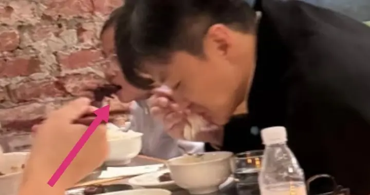 周一围带儿女出门用餐，5岁儿子出镜头发长，细节看出他偏爱女儿