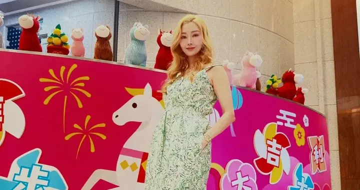 李嘉欣元宵节送祝福，晒金发美照年轻又漂亮，网友直夸像女团成员