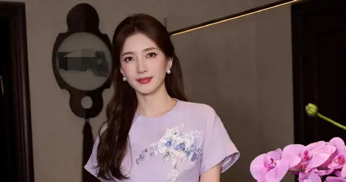 被38岁江疏影惊艳到！穿紫色刺绣上衣+半身裙，温婉大气又高级！