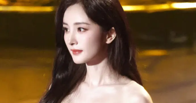 杨幂繁花刺绣裙美图赏析