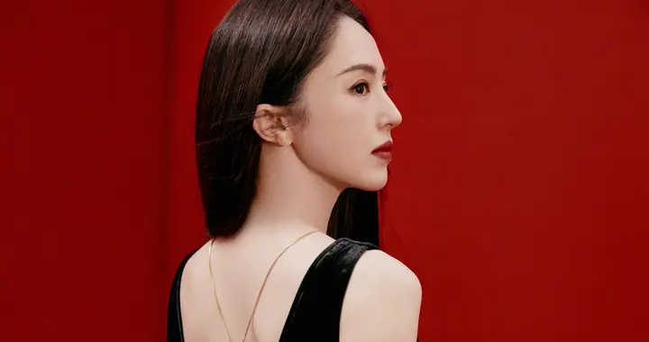 董璇黑裙红墙造型太惊艳，简约搭配穿出高级感