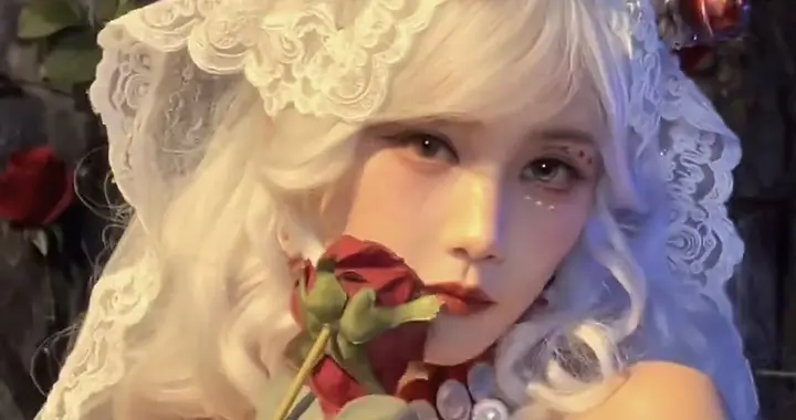 李一桐和平精英新cos，赤瞳白发化身狩猎者，冷艳与浪漫并存！